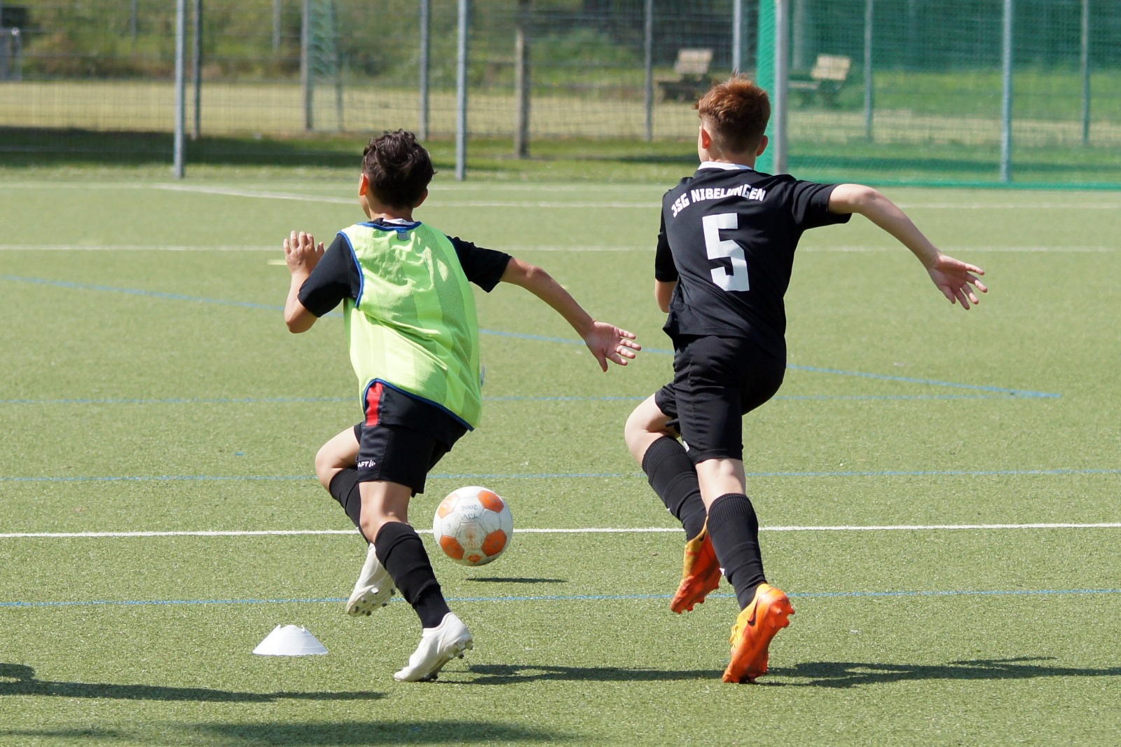 Kinder und Jugendliche beim Fußballtraining